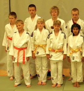 Vuosi 2009, eturivissä vasemmalta Valtteri, Tinja ja Noora