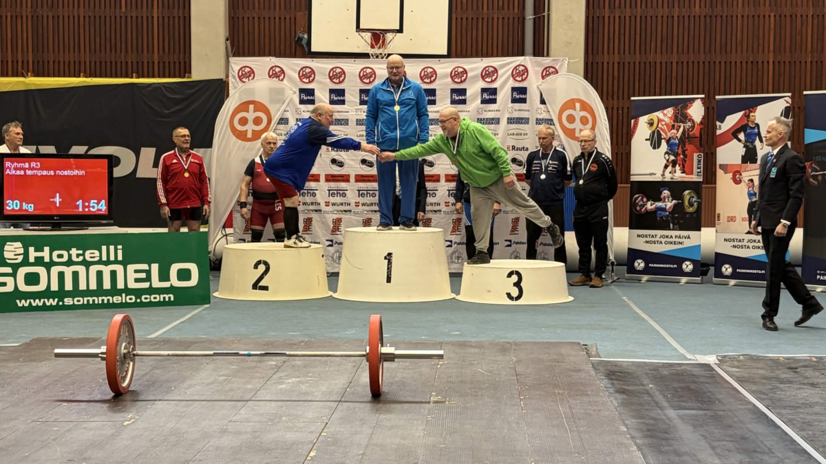 Heikki Kasanen ja Pekka Uimonen kättelevät toisiaan.